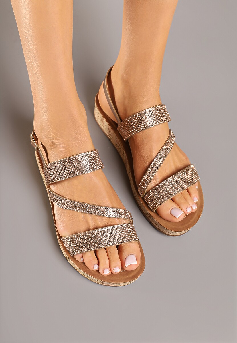 Szampańskie Sandały na Niskiej Platformie Ozdobione Cyrkoniami z Zapięciem na Sprzączkę Ivellauri