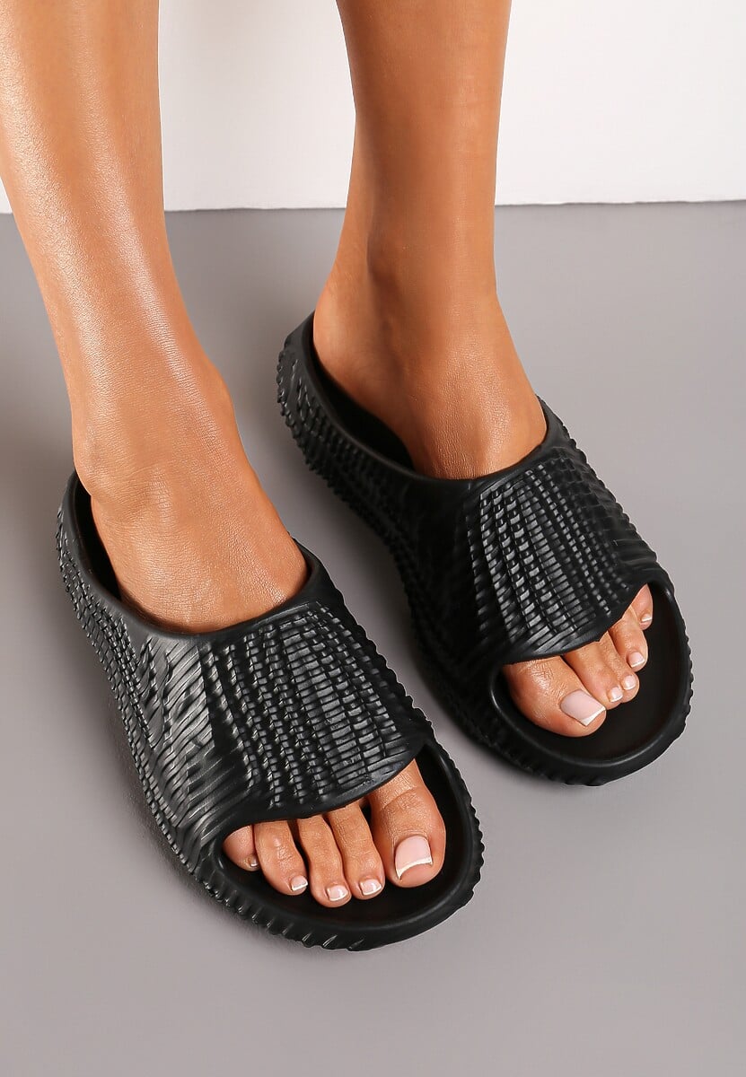 Czarne Klapki z lekkiej Pianki Ozdobione Wypukłym Tłoczeniem Konsia