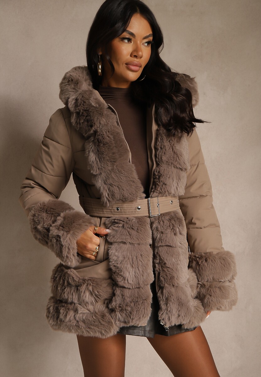 Ciemnobeżowa Kurtka o Taliowanym Kroju z Paskiem Kapturem i Futerkiem Ranalia