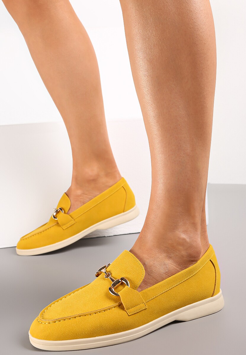 Żółte Mokasyny na Płaskiej Podeszwie z Przeszyciami i Ozdobną Klamerką Alenor