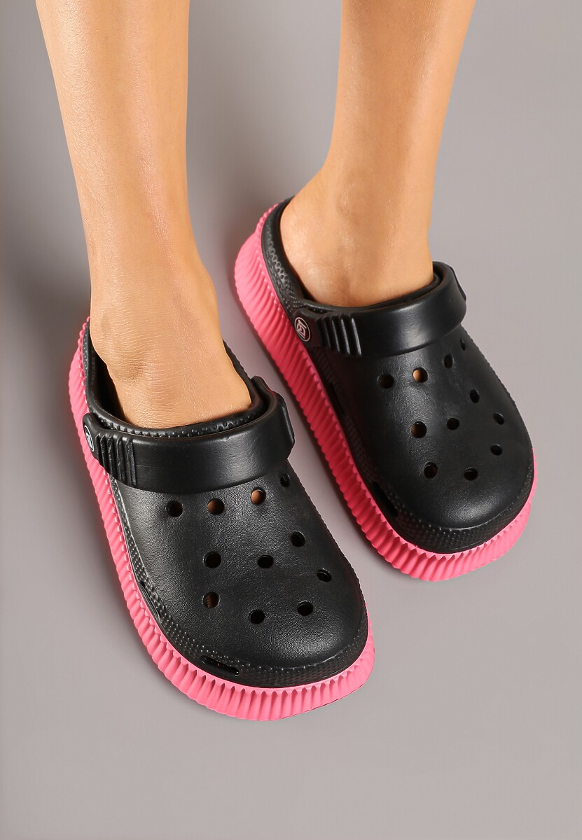 Czarne Piankowe Klapki na Tłoczonej Platformie z Paskiem na Piętę Isallia