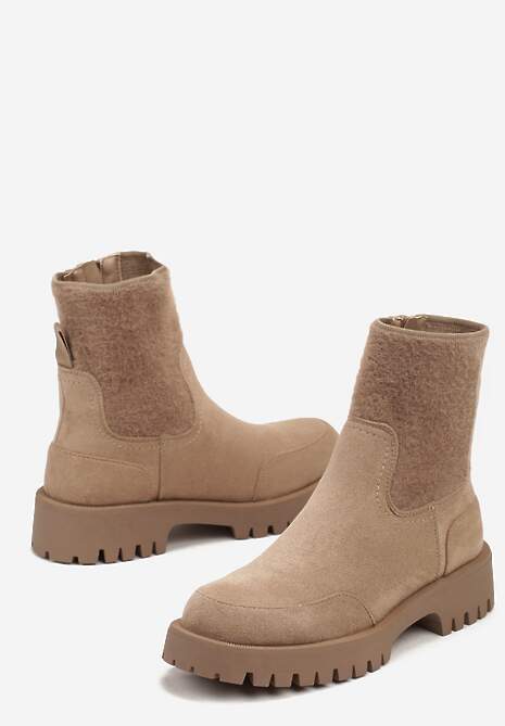 Ciemnobeżowe Botki z Imitacji Zamszu na Tłoczonej Podeszwie z Tekstylną Wstawką przy Cholewce Nevoria