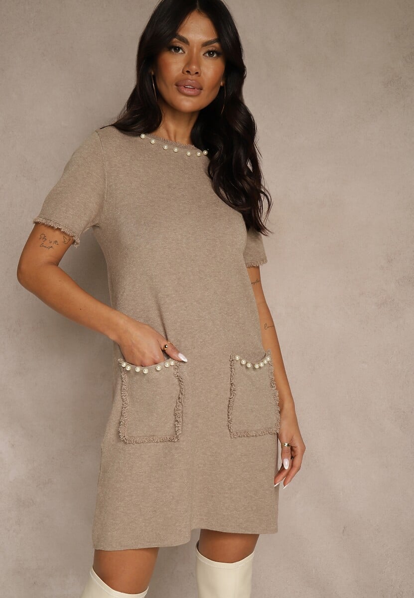 Beżowa Sweterkowa Sukienka Trapezowa z Perełkami przy Dekolcie i Kieszeniach Fenatusa