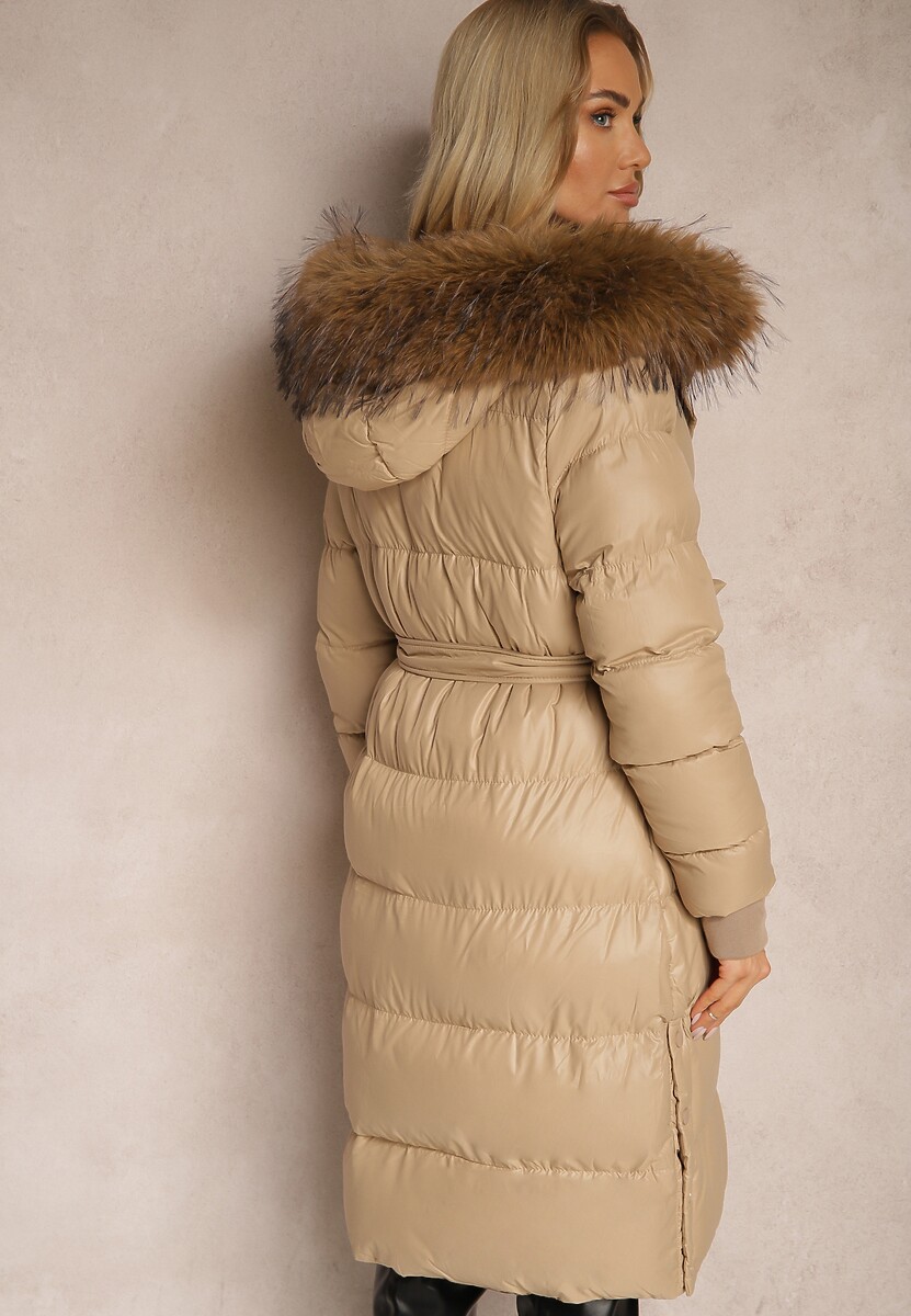 Beżowa Kurtka Pikowana o Długim Kroju z Kapturem Wiązana w Pasie z Odpinanym Futerkiem Phorira