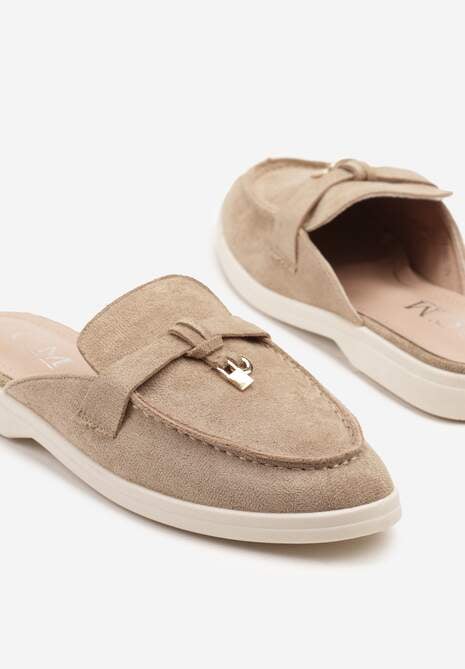 Ciemnobeżowe Klapki Mule w Stylu Loafersów Zdobione Zawieszką Iffionne