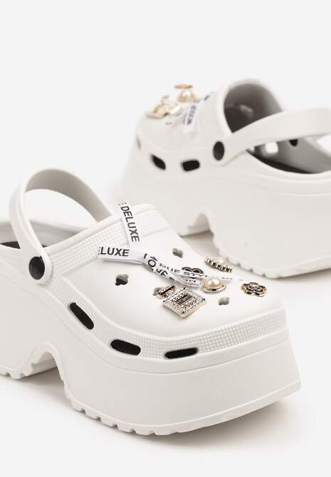 Białe Klapki z Pianki na Platformie Zdobione Aplikacjami Elirane