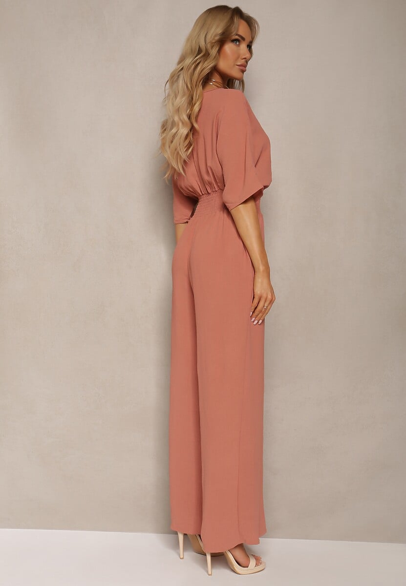 Ciemnoróżowy Kombinezon o Kopertowym Fasonie z Szerokim Luźnym Dołem i Kieszeniami Octoni