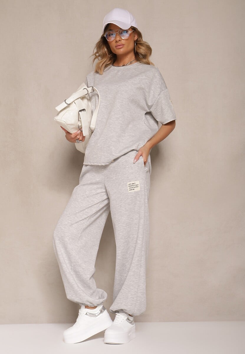 Szary Komplet Dresowy z Wiskozą T-shirt i Joggery Zdobione Naszywkami Idareia