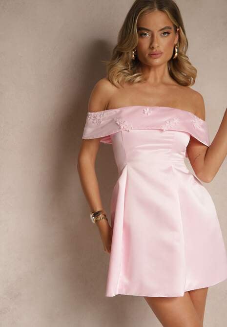 Różowa Sukienka Hiszpanka Vices z Satyny Zdobiona Aplikacjami Fenilune