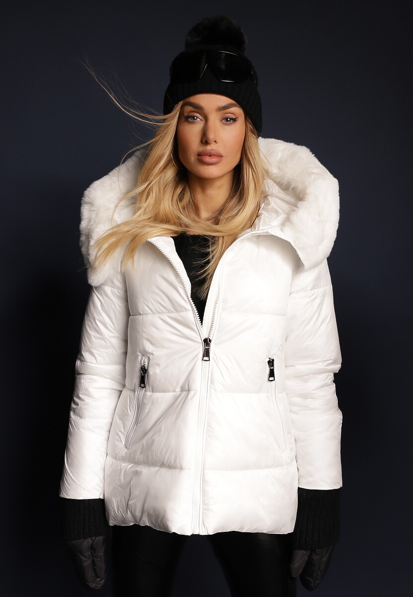 Granatowa Kurtka Pikowana z Kapturem Ozdobiona Futerkiem i Dłuższym Tyłem Rinloris