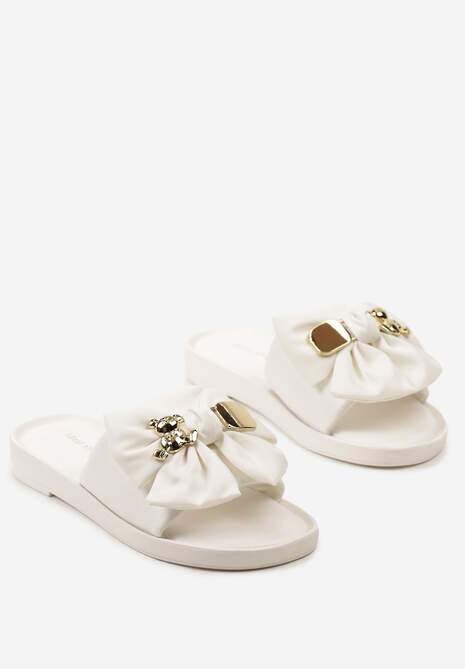 Białe Klapki na Płaskiej Podeszwie z Ozdobione Misiem i Kokardą Eselmarie
