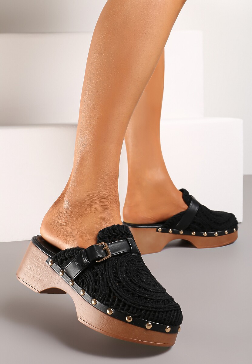 Złote Klapki w Stylu Chodaków z Ażurową Cholewką na Słupku i Platformie Ozdobione Nitami Traivea