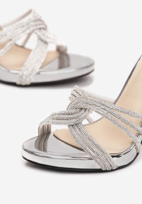 Srebrne Sandały z Paskami w Cyrkonie na Słupku Heletasia