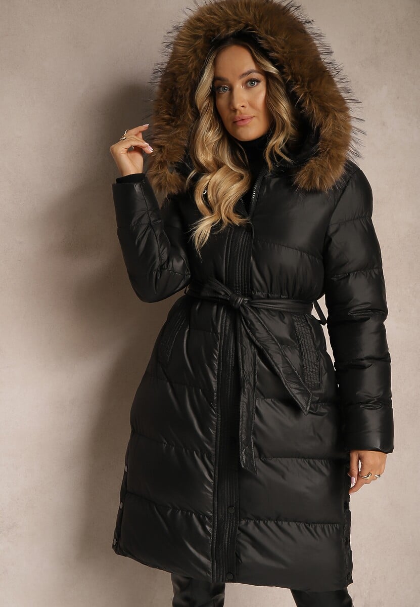 Czarna Kurtka Pikowana o Długim Kroju z Kapturem Wiązana w Pasie z Odpinanym Futerkiem Phorira