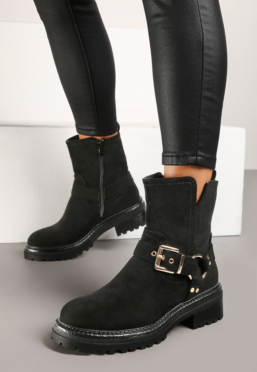 Czarne Botki w Motocyklowym Stylu z Ekozamszu z Ozdobną Klamrą przy Cholewce Ninnaria