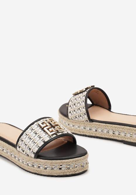 Czarne Klapki z Plecionki na Niskiej Platformie z Metaliczną Ozdobą Ramosie