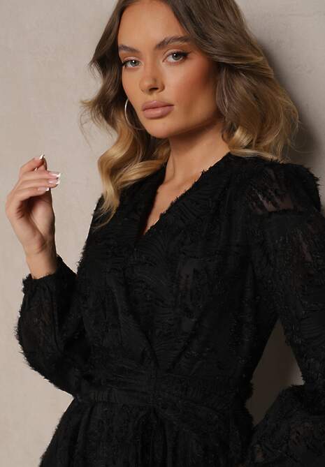 Czarna Sukienka Koktajlowa z Modnym Marszczeniem i Nitkami Gorena