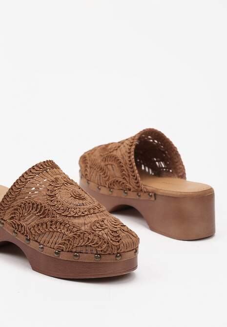 Brązowe Klapki Chodaki Ozdobione Plecionką i Nitami na Grubej Podeszwie Riorella