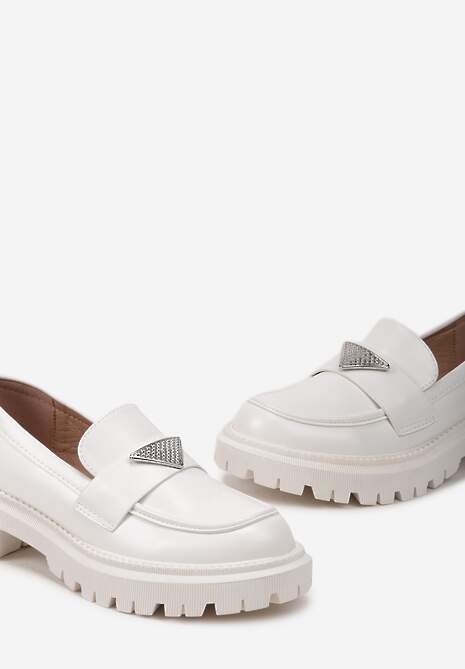 Białe Mokasyny na Platformie Ozdobione Klamerką z Cyrkoniami Nisariel