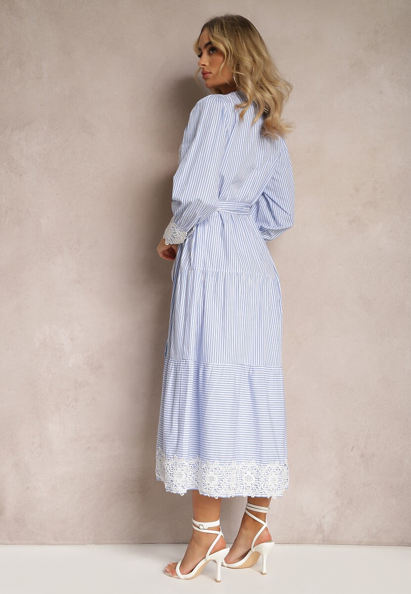 Jasnoniebieska Bawełniana Sukienka z Ażurową Koronką Przy Dekolcie i na Rękawach Lekovia