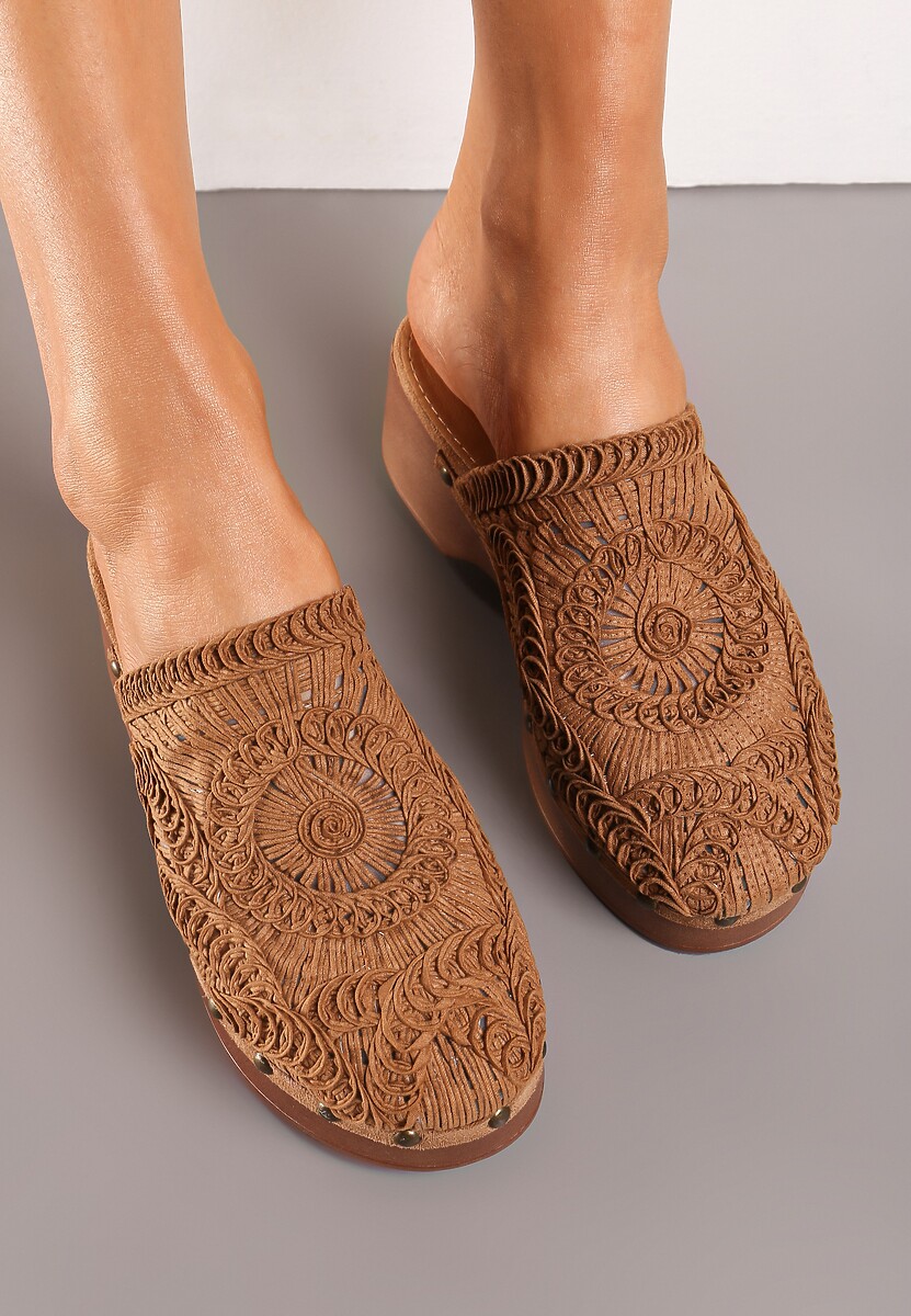 Brązowe Klapki Chodaki Ozdobione Plecionką i Nitami na Grubej Podeszwie Riorella