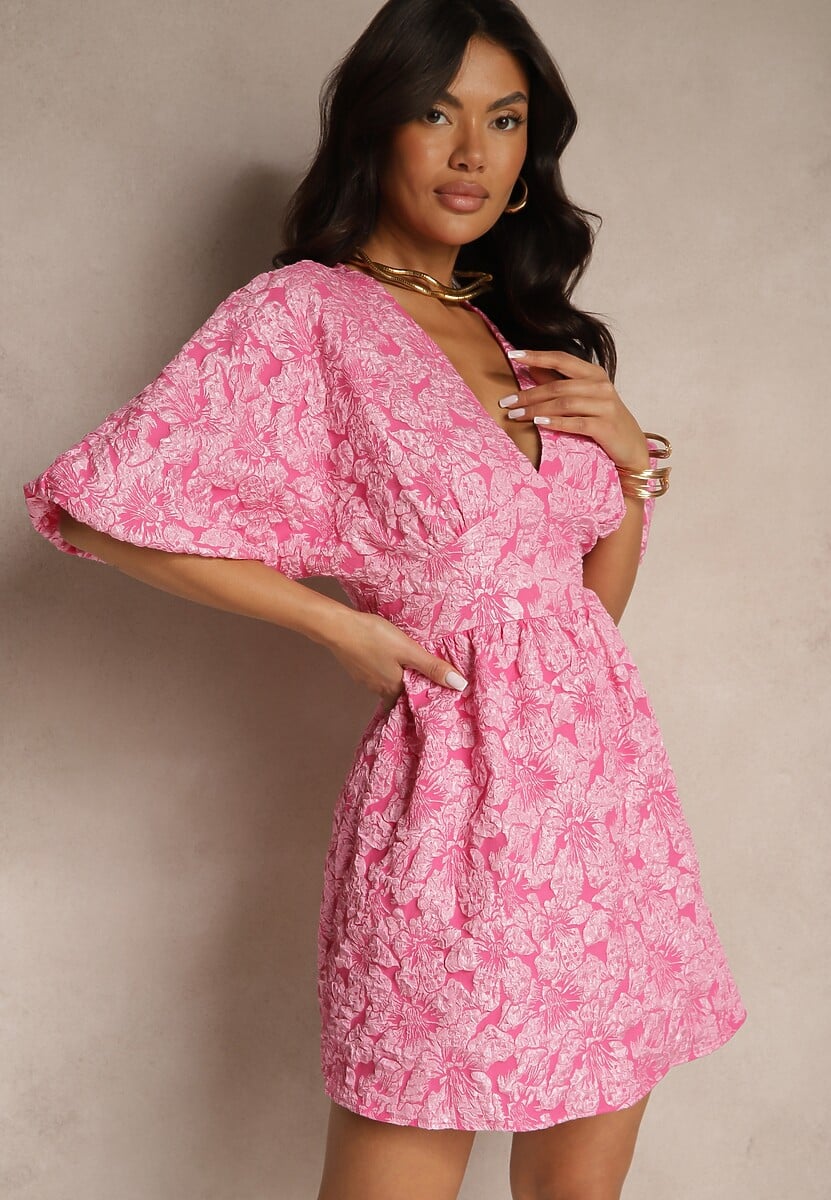 Biała Sukienka o Rozkloszowanym Fasonie z Tłoczonym Wzorem i Rękawami Nietoperz Farinose