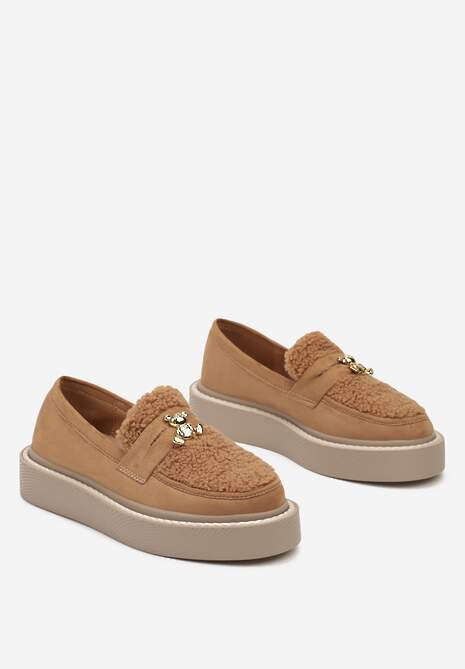 Brązowe Mokasyny z Ekozamszu na Niskiej Platformie Zdobione Futerkiem i Metalowym Detalem Malabra