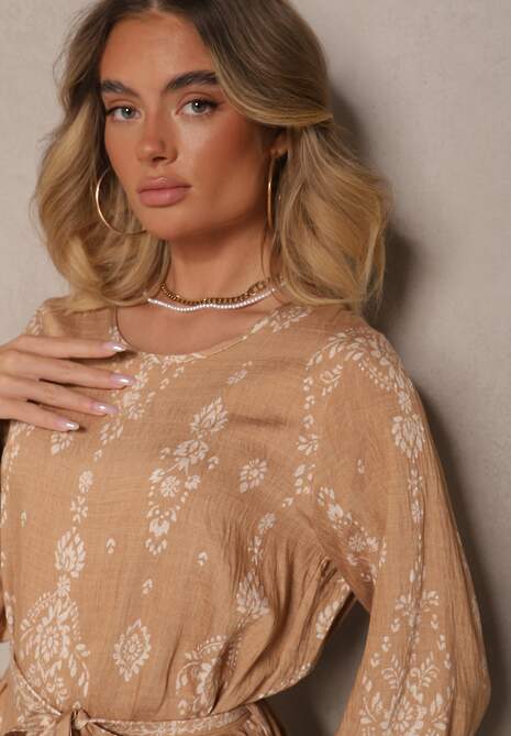 Beżowa Pudełkowa Sukienka Boho w Etniczne Wzory z Paskiem Lisalenea