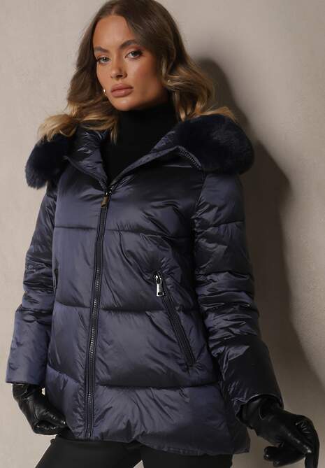 Granatowa Kurtka Pikowana z Kapturem Ozdobiona Futerkiem i Dłuższym Tyłem Rinloris