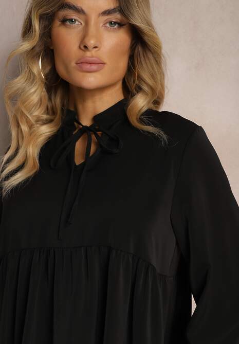 Czarna Sukienka o Rozkloszowanym Fasonie z Falbanką i Okrągłym Dekoltem Vasaia