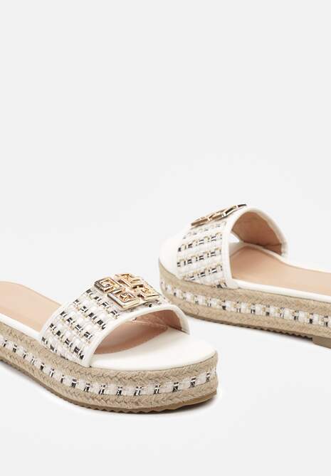 Białe Klapki z Plecionki na Niskiej Platformie z Metaliczną Ozdobą Ramosie