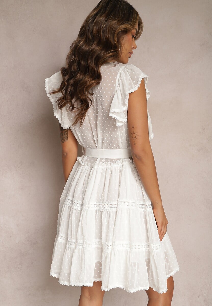 Biała Koronkowa Sukienka Koszulowa z Falbankami i Wiązanym Paskiem Lucerna