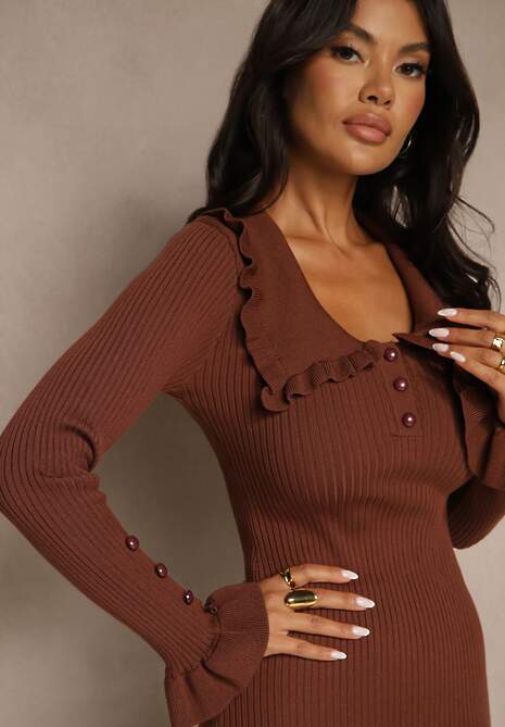 Brązowa Sweterkowa Sukienka Midi z Wywiniętym Kołnierzem i Falbankami Totfara