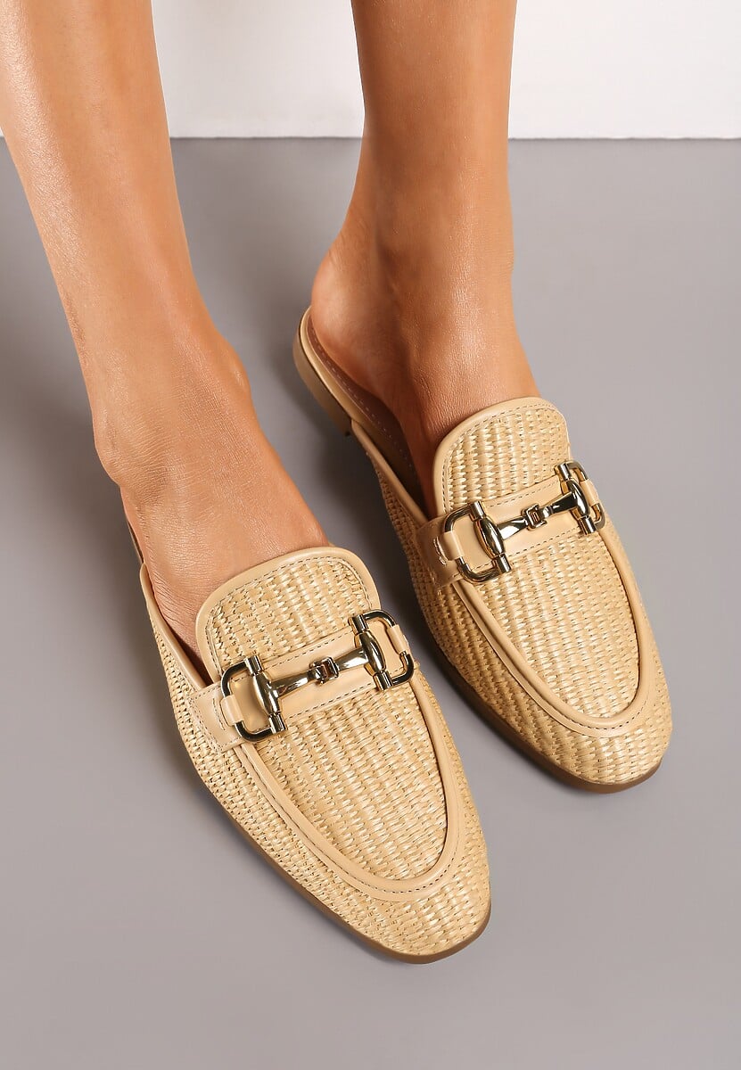 Ciemnobeżowe Klapki Mule z Tłoczeniem na Wzór Plecionki i Klamrą Opheliase