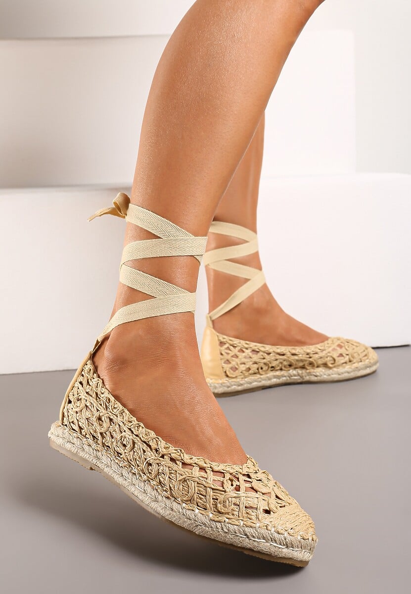 Złote Balerinki z Imitacji Skóry o Plecionym Fasonie ze Sznurowaniami Wokół Kostki Elluna