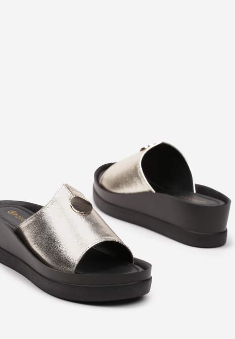 Złote Klapki na Niskim Koturnie z Metalicznym Połyskiem Frescoba