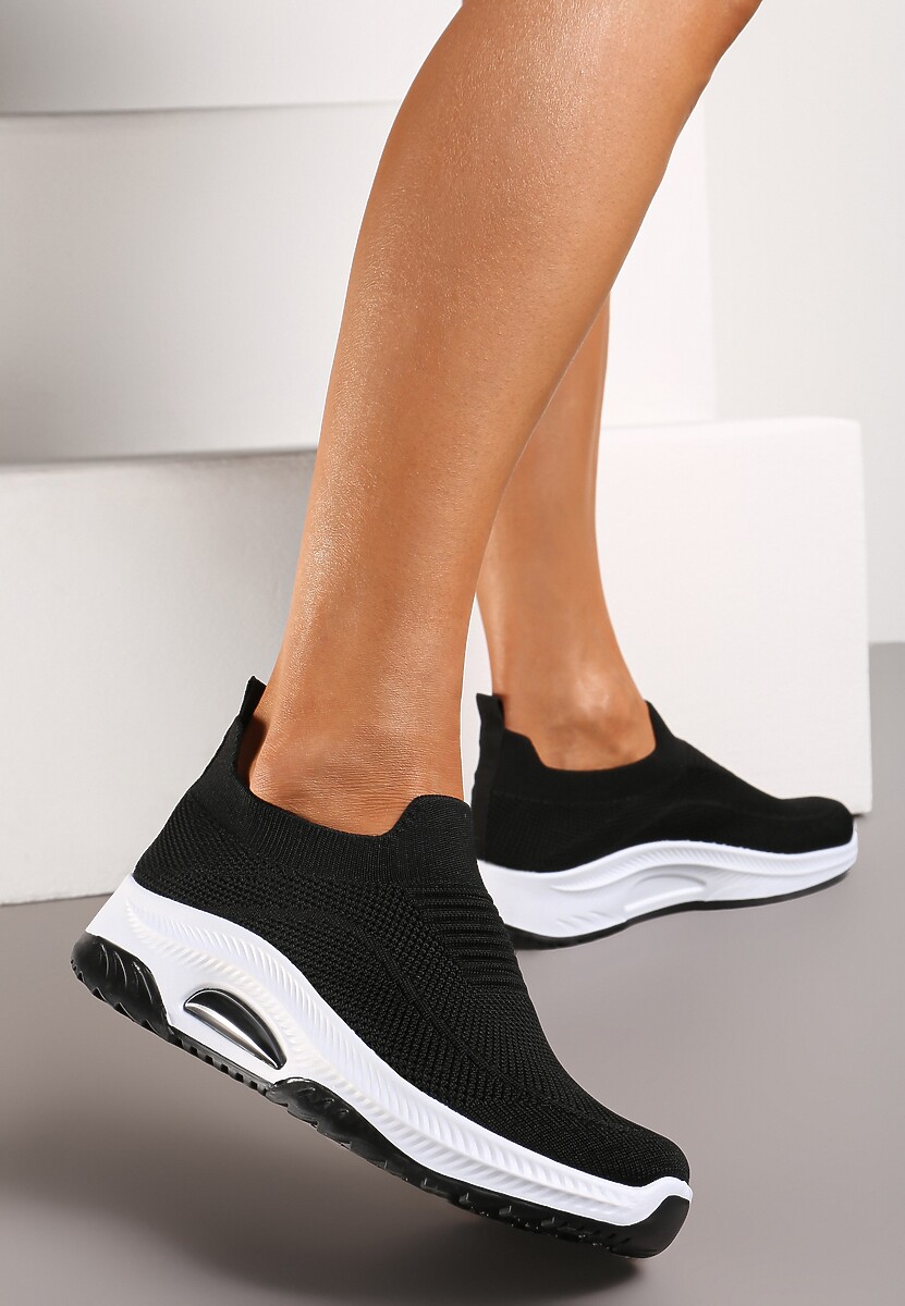 Czarne Casualowe Buty Sportowe na Grubszej Podeszwie Ozdobione Perforacją Fiovena