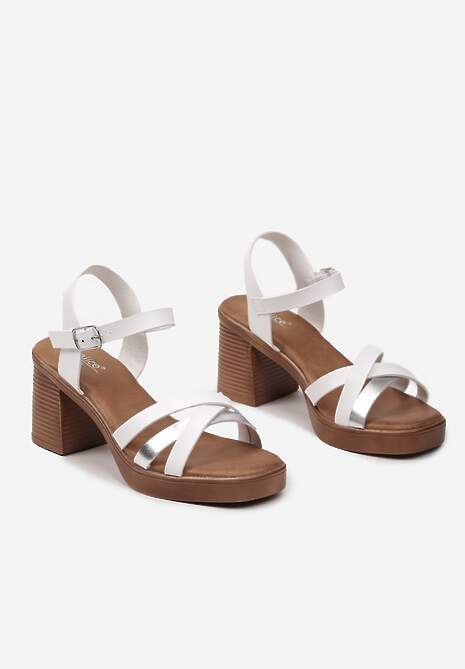 Białe Sandały na Słupku i Grubej Podeszwie z Metalicznym Paskiem i Sprzączką Rigastla