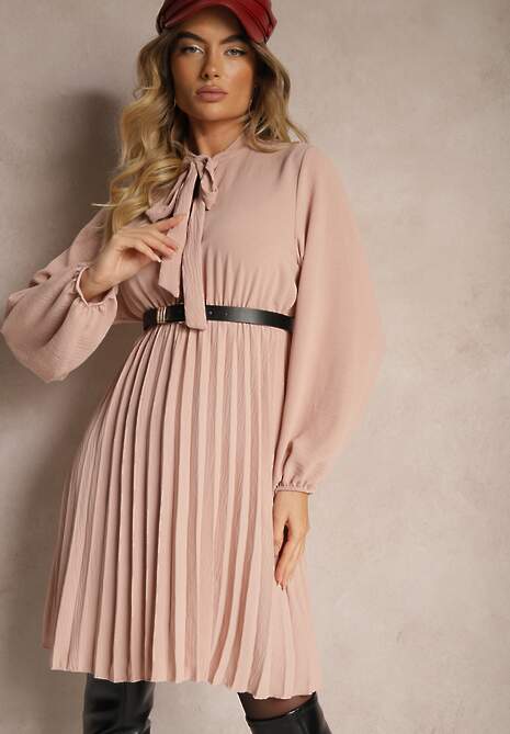 Różowa Plisowana Sukienka o Eleganckim Kroju z Wiązaniem przy Dekolcie i Gumką w Pasie Belorinda