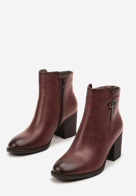 Bordowe Botki na Obcasie Typu Słupek z Metalowym Zdobieniem Hanilena
