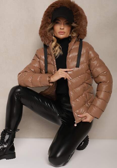Brązowa Taliowana Kurtka z Pikowanymi Przeszyciami i Kapturem z Futrzanym Wykończeniem Arirra