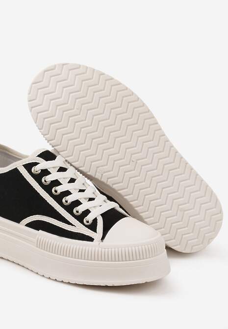 Czarne Trampki na Platformie z Metaliczną Ozdobą Afleeria