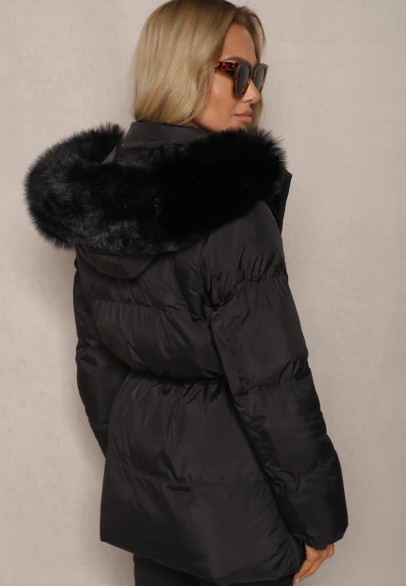 Czarna Kurtka Pikowana ze Ściągaczem w Talii Odpinanym Futerkiem i Kapturem Zailia