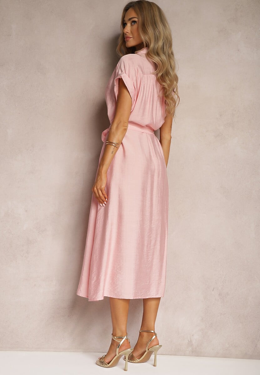 Różowa Rozkloszowana Sukienka o Koszulowym Kroju Ozdobiona Paskiem w Talii i Guzikami Rosofia