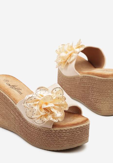 Beżowe Klapki na Plecionym Koturnie z Cyrkoniową Aplikacją w Kształcie Kwiatka Nilhira