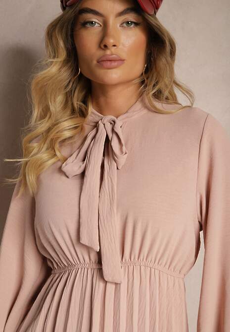 Różowa Plisowana Sukienka o Eleganckim Kroju z Wiązaniem przy Dekolcie i Gumką w Pasie Belorinda