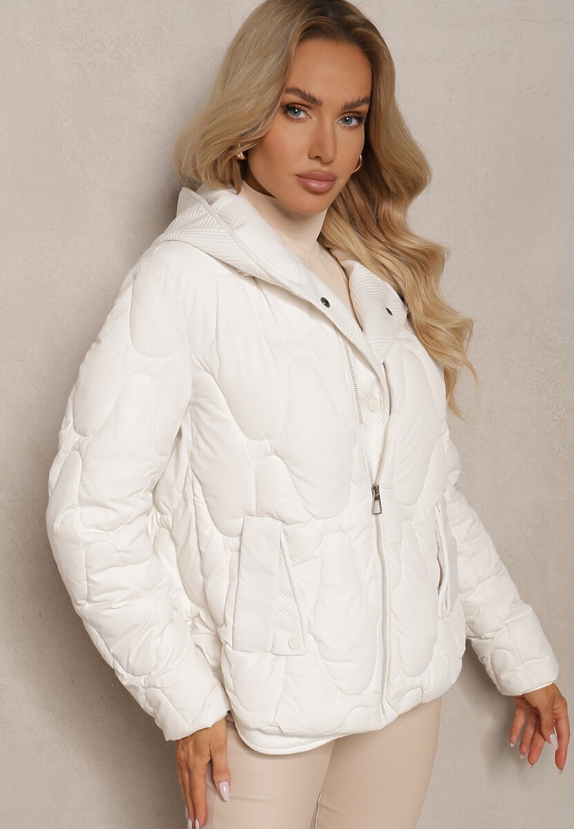 Biała Kurtka z Materiałowym Kapturem i Kieszeniami Zdobiona Pikowanymi Przeszyciami Ravathrias