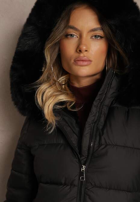 Czarna Kurtka z Kapturem Ozdobiona Pikowaniem Ściągaczami i Futerkiem Sintalia