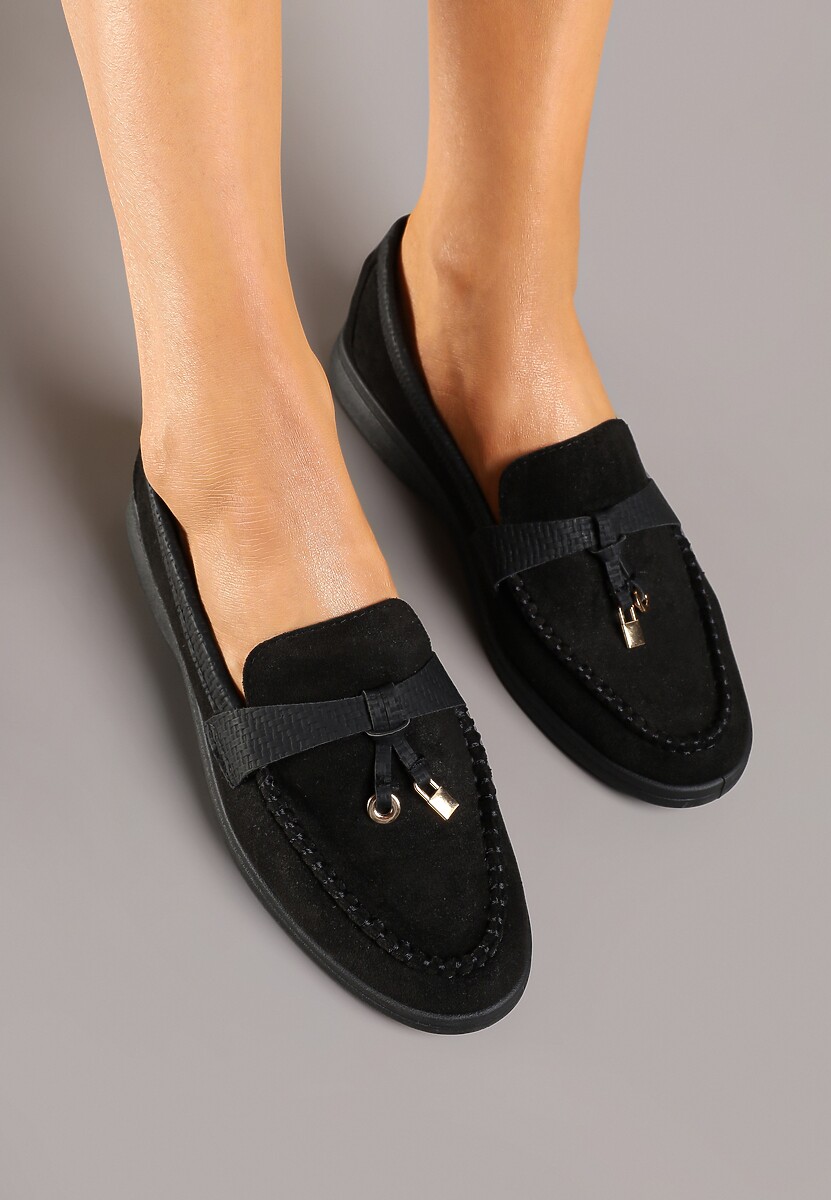 Czarne Mokasyny Ozdobione Metalicznymi Aplikacjami i  Geometrycznym Wzorem Raviloria