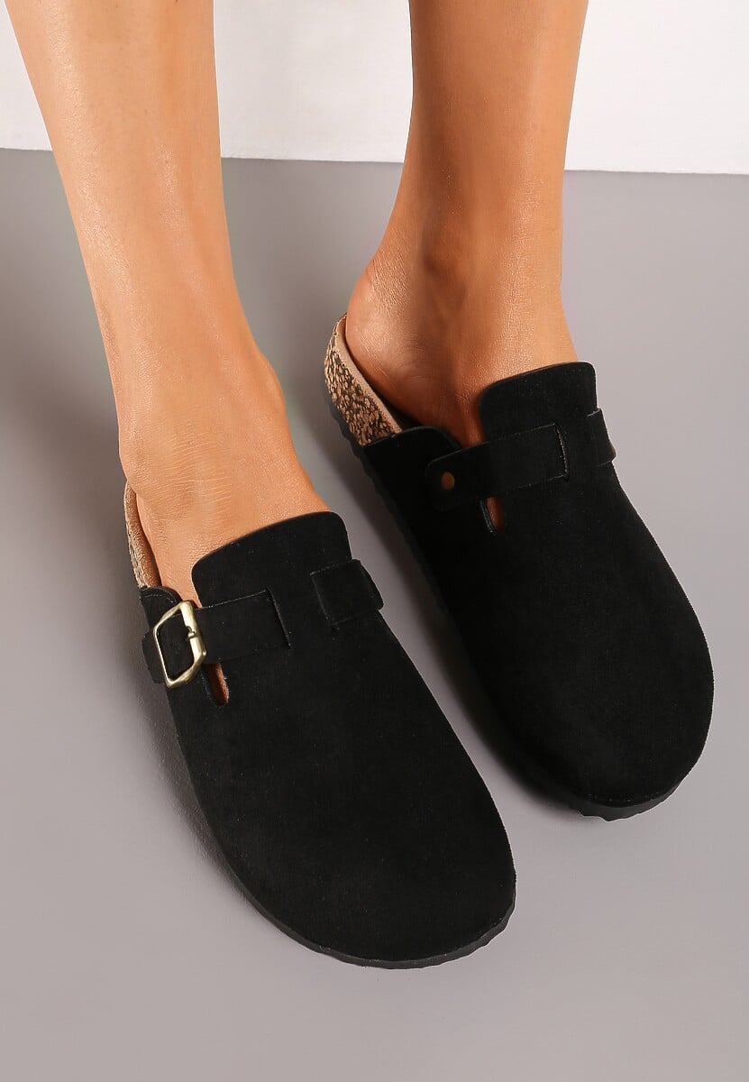 Czarne Klapki na Płaskiej Korkowej Podeszwie z Zakrytym Przodem Ozdobione Klamrą Atheine